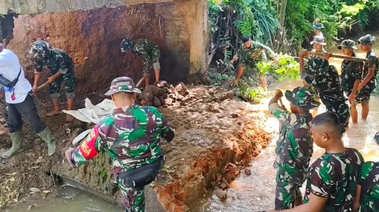 TNI dan Warga Gotong Royong Bersihkan Material Jembatan Roboh di Way Tuba