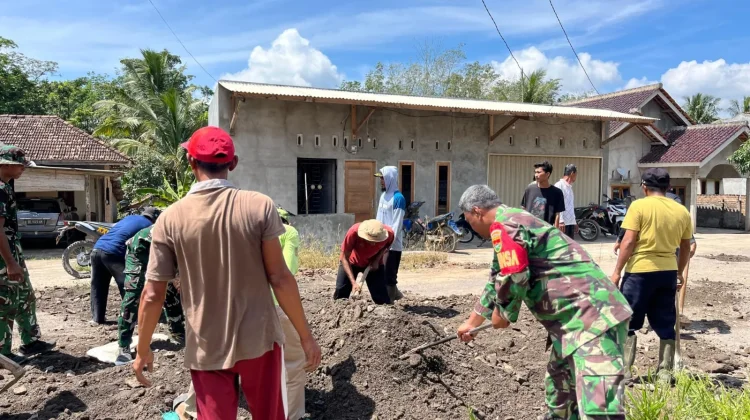 TNI dan Warga Perbaiki Jalan Rusak di Kampung Ramsai