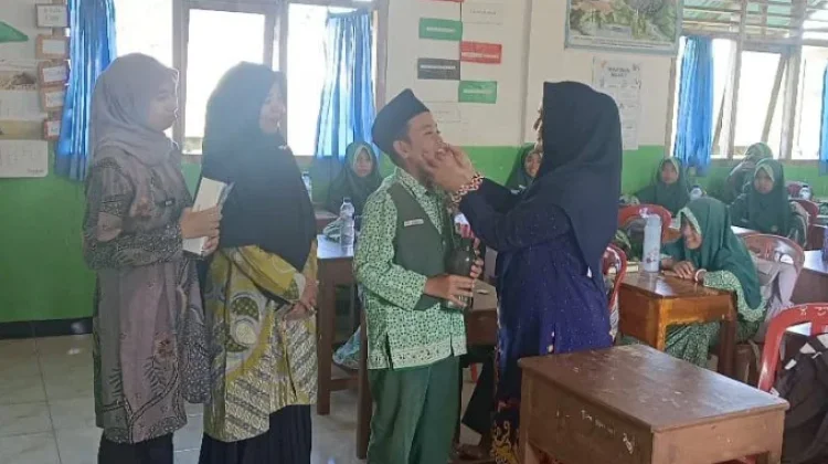 POPM Cacingan di SDIT Lukmanul Hakim Cegah Stunting Dini