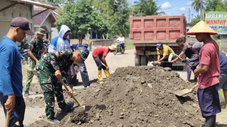 TNI dan Warga Perbaiki Jalan Berlubang di Kampung Ramsai