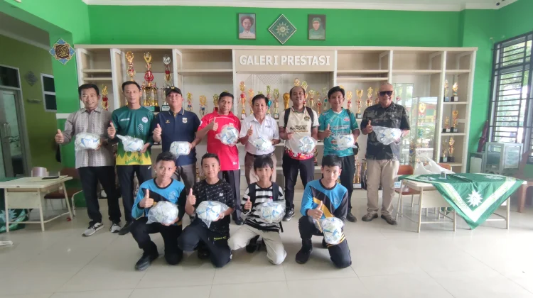 PSSI Lampung Salurkan Bantuan Bola FIFA ke Metro