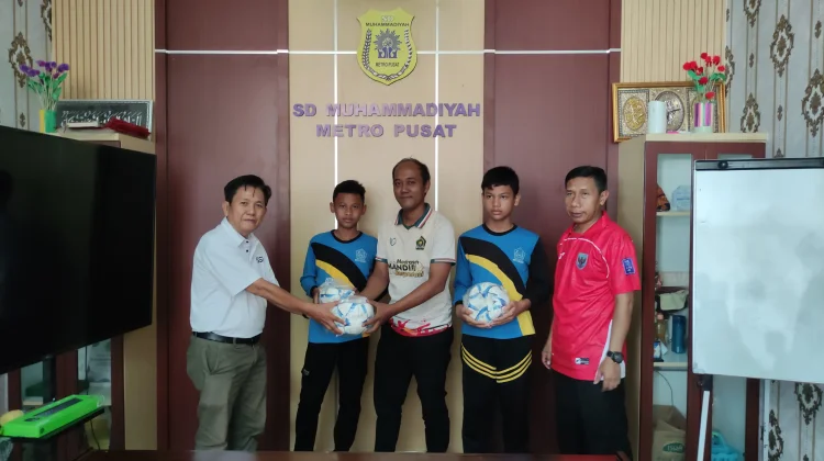 Empat Sekolah di Metro Terima Bantuan Bola FIFA