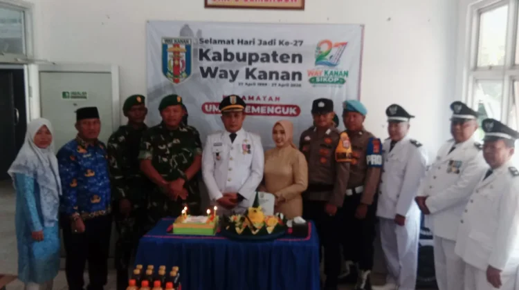 HUT ke-27 Way Kanan, Kecamatan Umpu Semenguk Potong Tumpeng