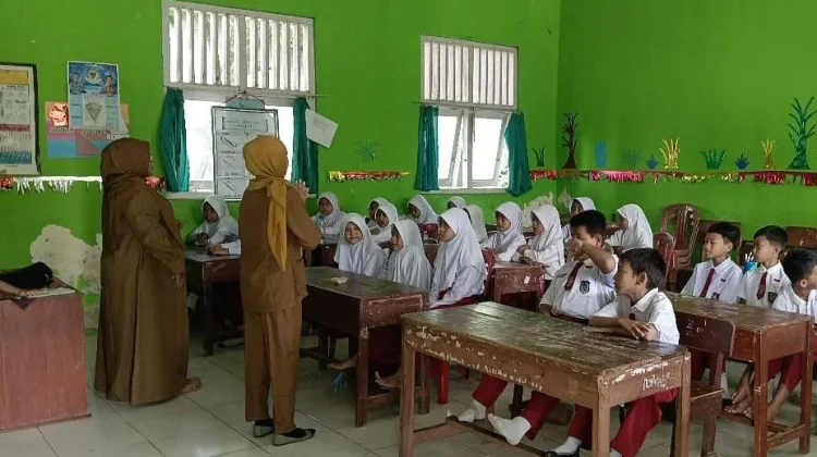 Puluhan Siswa SDN 1 Way Tuba Dapat Obat Cacing