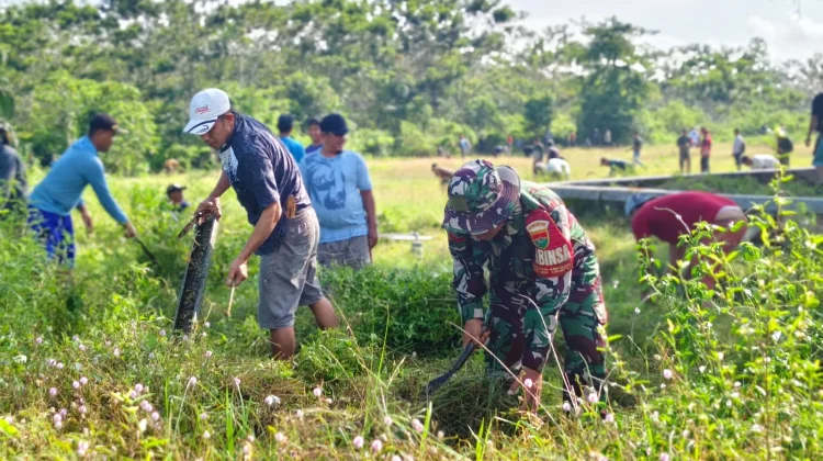 TNI dan Warga Bersihkan Lingkungan di Umpu Kencana