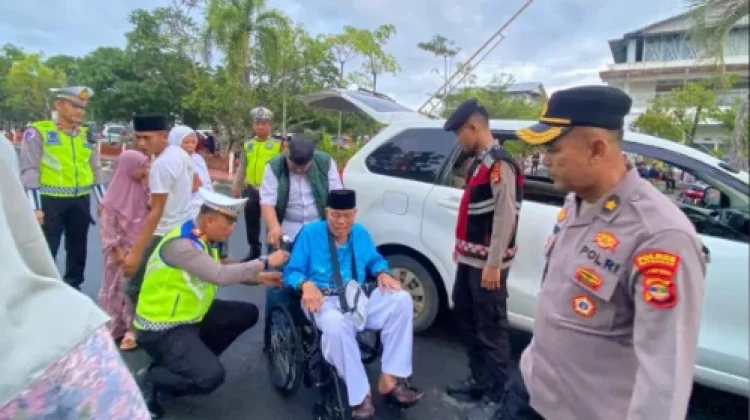Polres Way Kanan Kawal Keberangkatan CJH ke Asrama Haji