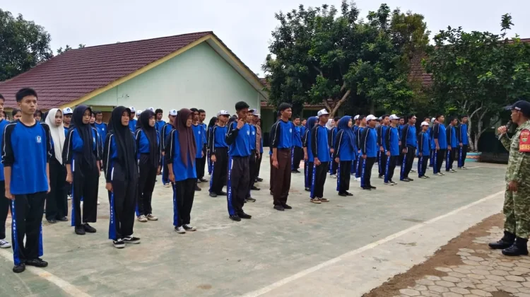 SMKN 1 Banjit Latih Disiplin Siswa Bersama TNI