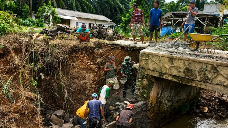 Gotong Royong Warga-TNI Perbaiki Akses Jembatan di Kelurahan Campur Asri