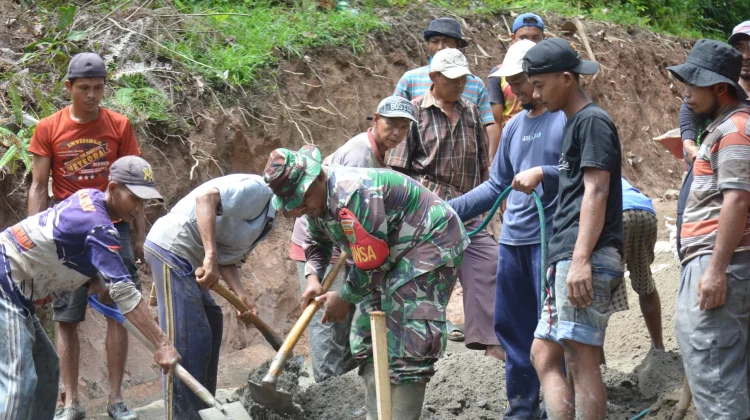 Warga dan TNI Kompak Bangun Jembatan Garuda di Air Ringkih
