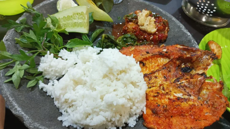 Kuliner Ikan Bakar Jadi Favorit Warga