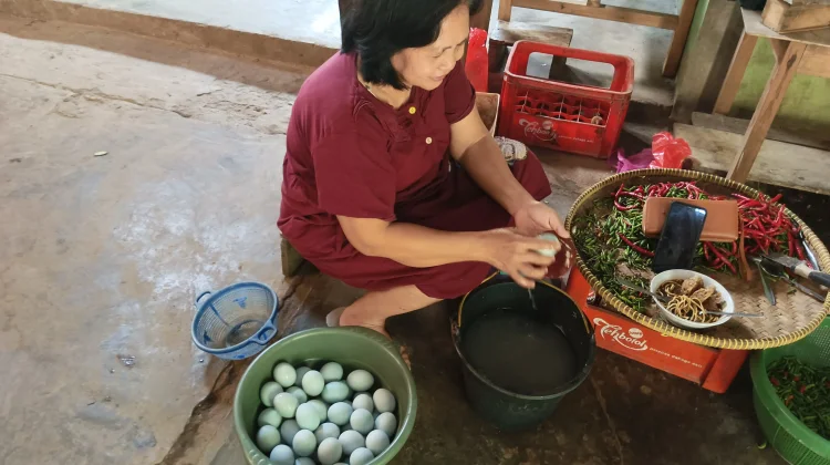 Usaha Telur Asin Rumahan Jadi Sumber Penghasilan Keluarga