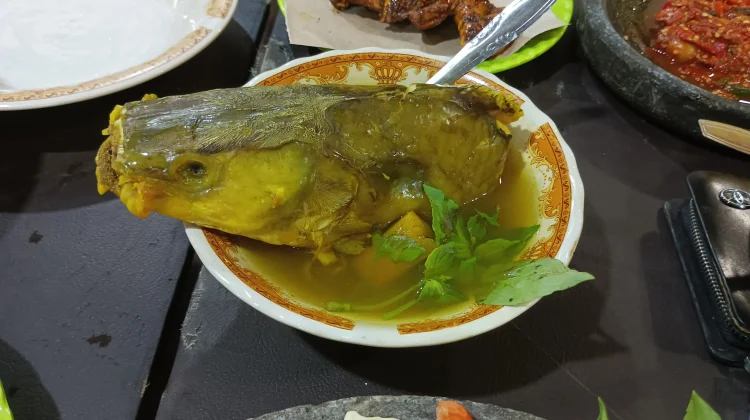 Kuliner Kepala Ikan Kuah Kuning Jadi Buruan Pecinta Makanan Tradisional