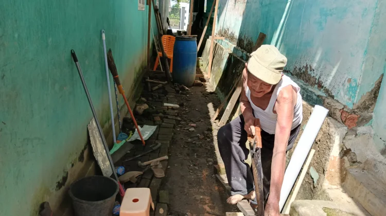 Tukang Kayu Masih Bertahan Gunakan Gergaji Tradisional di tengah Gempuran Alat Mo