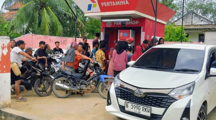 BBM Langka, Warga Negeri Besar Antre Beli di Pertashop