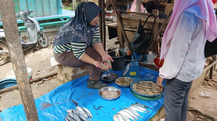 Jual Beli Ikan Segar di Pasar Tradisional Tetap Ramai Diminati Warga