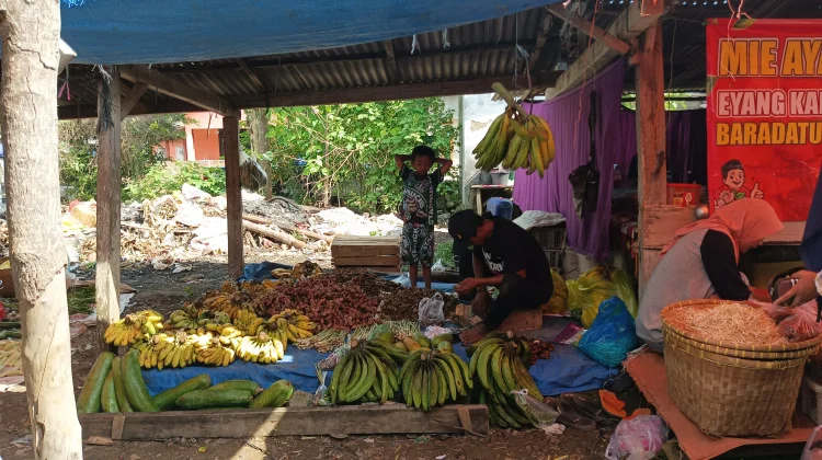 Penjual Pisang di Pasar Tradisional Ramai Diserbu Pembeli