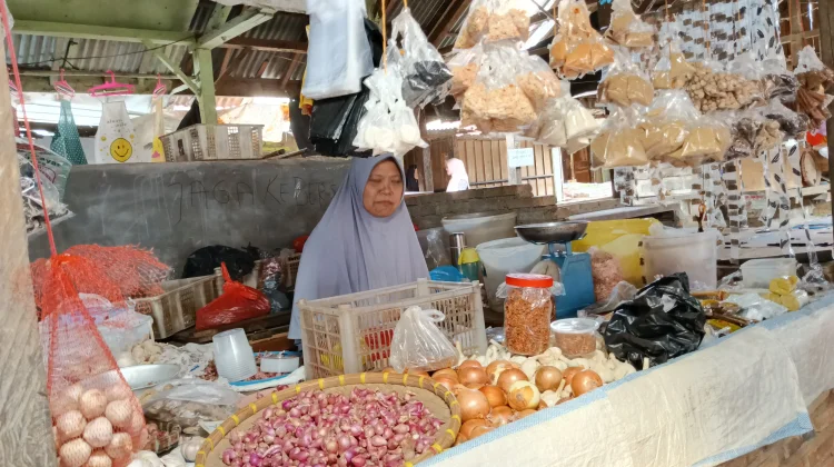 Pedagang Bumbu Dapur di Pasar Tradisional Tetap Ramai Pembeli