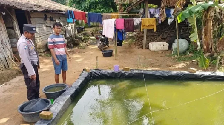 Polsek Buay Bahuga Dampingi Warga Budidaya Ikan Lele