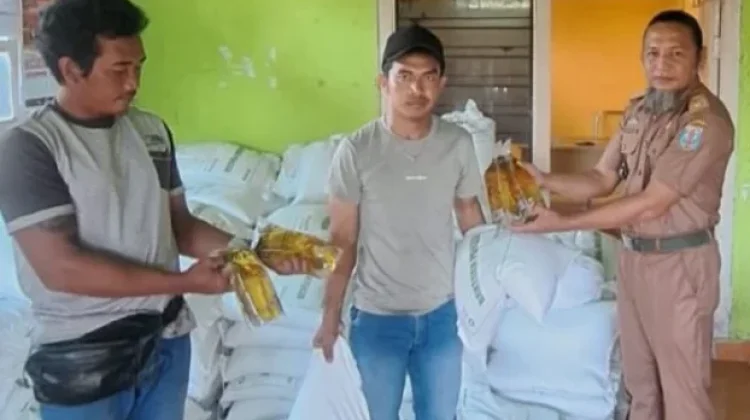 Warga Kampung Bali Sadar Selatan Terima Bantuan Pangan