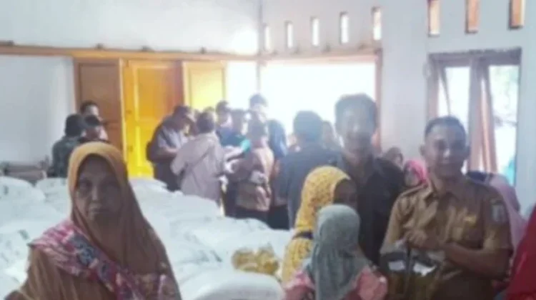 Ratusan Warga Kampung Argomulyo Terima Bantuan Pangan