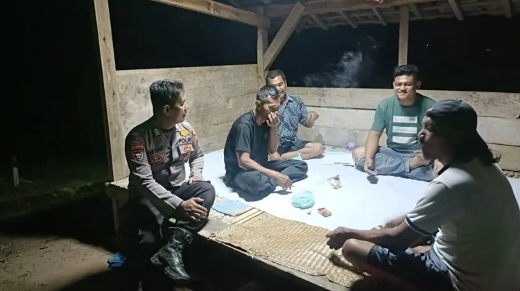 Bhabinkamtibmas Aktifkan Siskamling di Bumi Agung