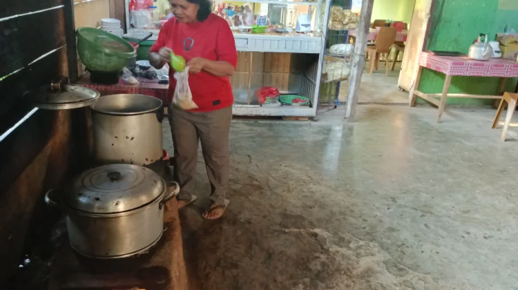 Cita rasa khas bakso yang dimasak menggunakan tungku tradisional