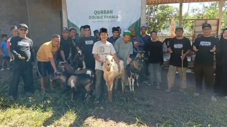 Paskas Way Kanan Salurkan Kurban untuk Yatim dan Santri