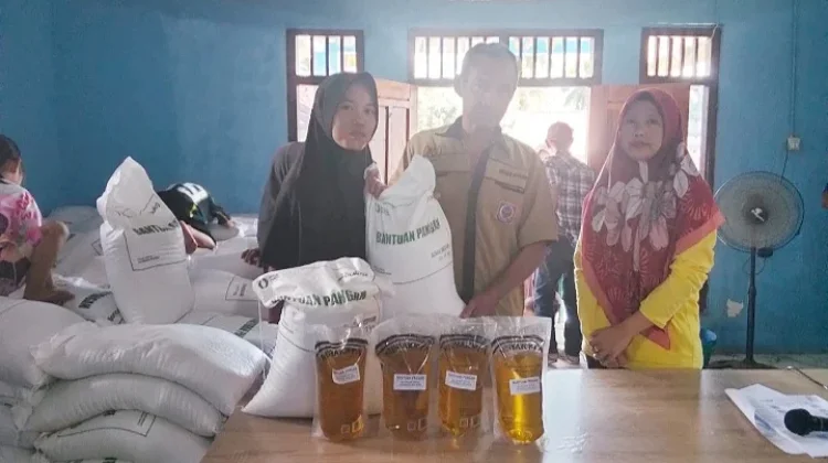 Ratusan Warga Kampung Kotaway Terima Bantuan Pangan