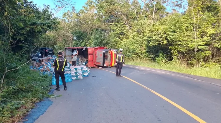 Diduga Over Tonase, Truk Bermuatan Air Mineral Terguling di Jalur Latter S Way Kanan