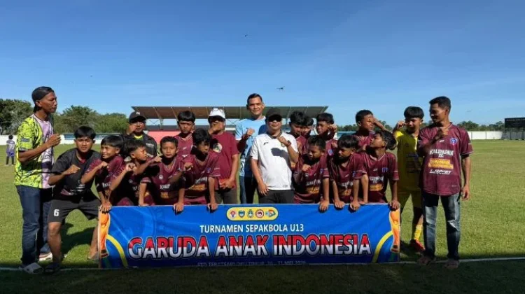 Dukung Atlet Muda, Ketua KONI Way Kanan Pantau Langsung Turnamen Sepak Bola U-13 di OK