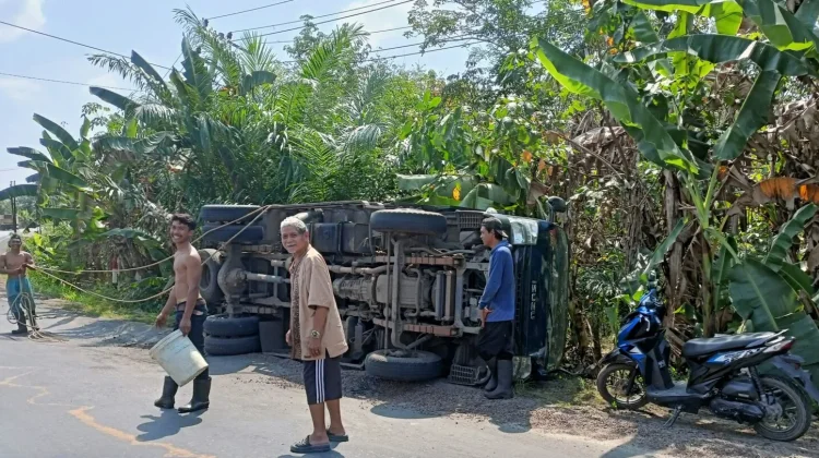 Truk Ekspedisi Terguling Usai Hindari Mobil dari Lawan Arah