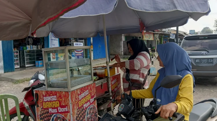 Penjual Bakso Bakar Jadi Favorit Warga di Pinggir Jalan