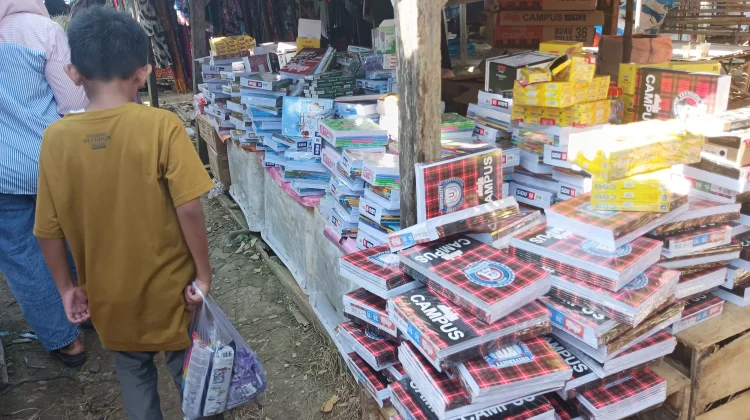 Pedagang Alat Tulis Diserbu Pembeli jelang Tahun Ajaran Baru