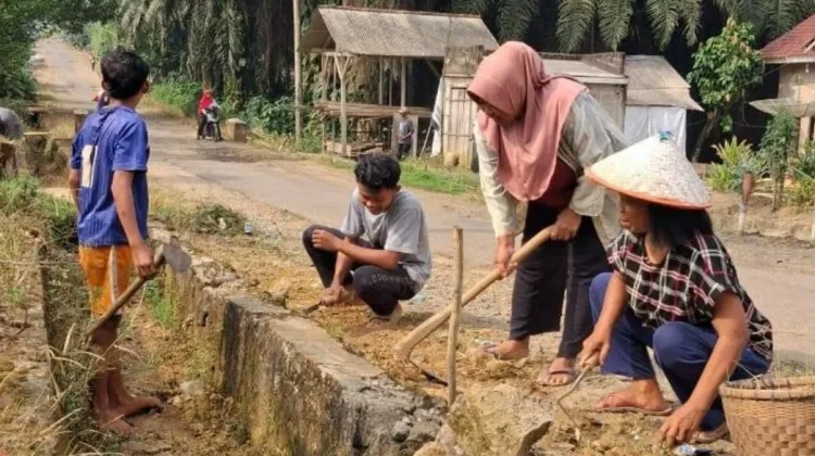 Warga Kampung Sriwijaya Gotong Royong Bersihkan Lingkungan