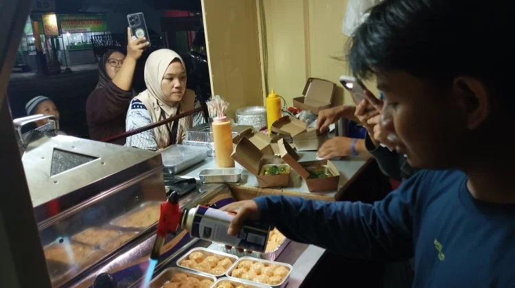 Antusiasme Warga Berburu Kuliner Kekinian di Malam Hari
