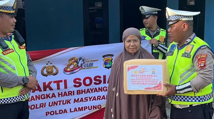 Polres Way Kanan Bagikan 208 Paket Sembako Jelang Bhayangkara