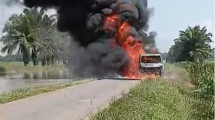 Sebuah Mobil Hangus Terbakar di Jalan Sekitar Irigasi Buay Bahuga