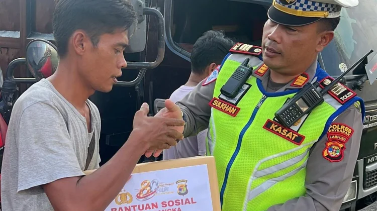 Satlantas Polres Way Kanan Bagikan 135 Paket Sembako