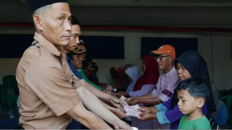 Warga Kampung Simpang Asam Terima Bantuan Langsung Tunai Dana Desa