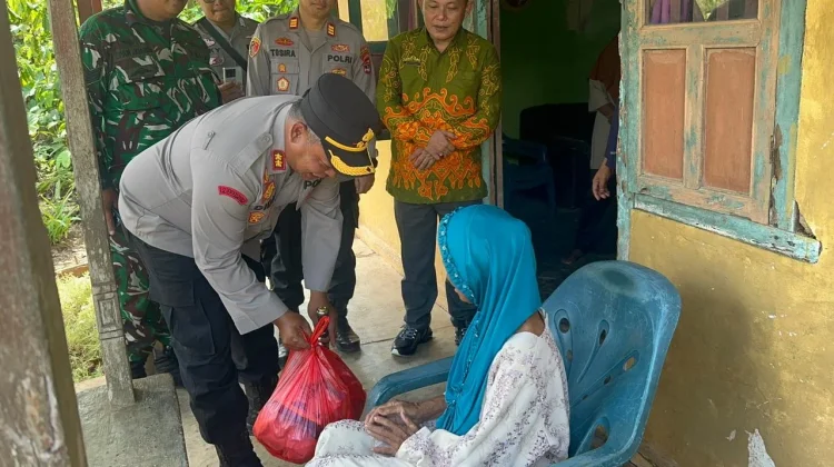 Kapolres Way Kanan Salurkan Bansos untuk Lansia di Kampung Sriwijaya
