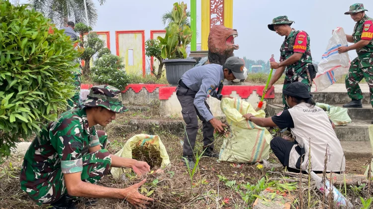 TNI dan Warga Pakuan Ratu Bersihkan Fasilitas Umum