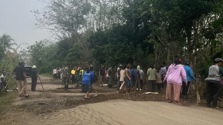 Warga Bali Sadar Utara Gotong Royong Perbaiki Jalan