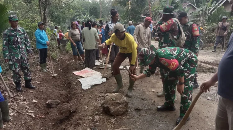 Kodim 0427 dan Warga Perbaiki Jalan Penghubung di Banjit