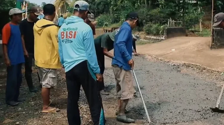 Warga Kampung Sriwijaya Way Kanan Perbaiki Jalan Lewat Gotong Royong dan Swadaya