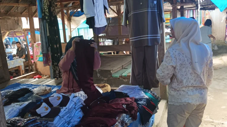 Pedagang Pakaian di Pasar Tradisional Andalkan Momen Tahun Ajaran Baru