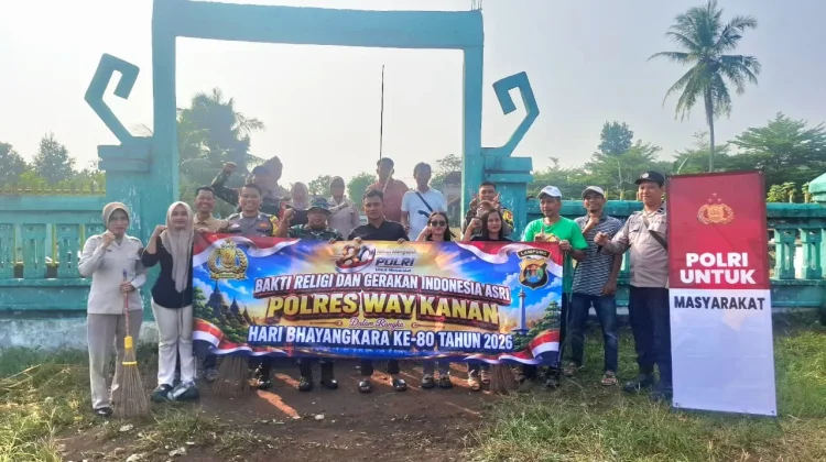 Polri, TNI, dan Warga Bersihkan Taman Makam Veteran di Way Kanan