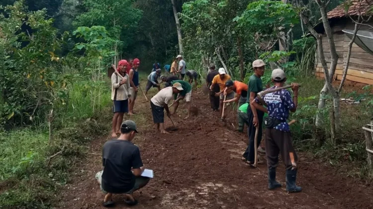 Warga Kampung Kotaway Gotong Royong Bersihkan Jalan Dusun III