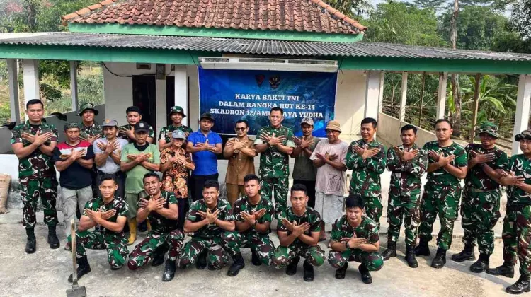 TNI Bangun Fasilitas Sanitasi bagi Warga di Way Tuba