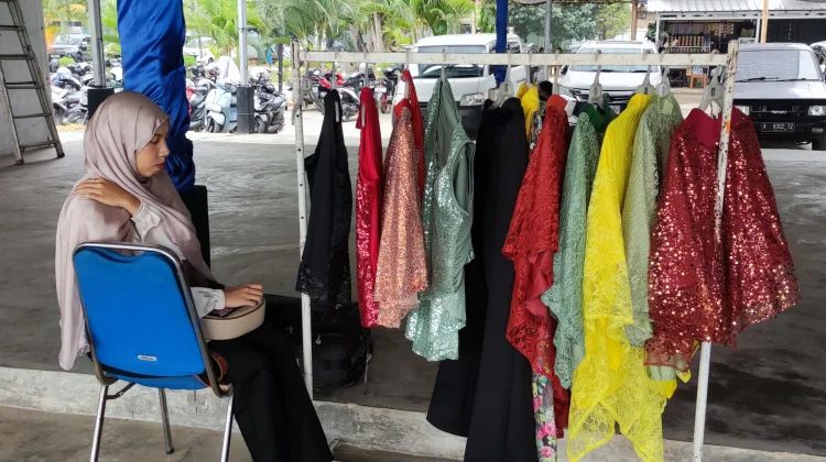 Siasat Jitu, Jual Busana Melalui Komunitas