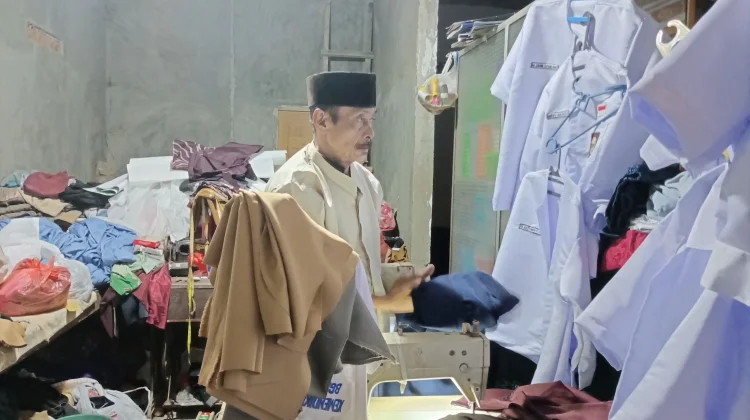 Penjahit Lokal Tetap Bertahan di tengah Gempuran Produk Pabrikan